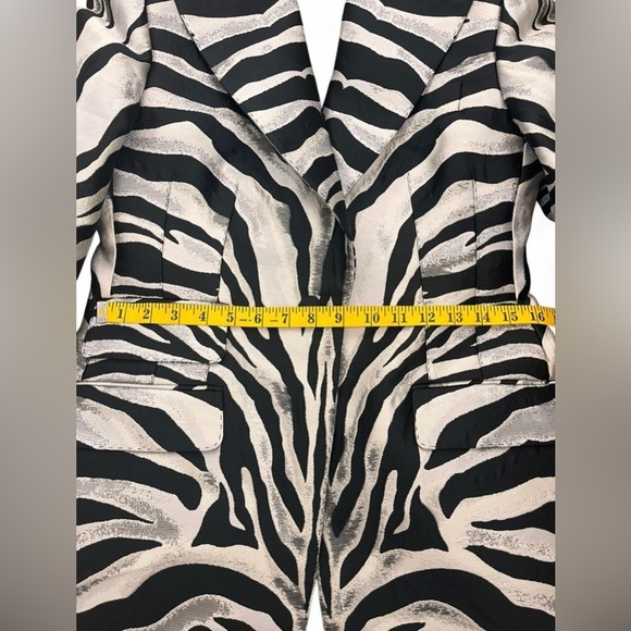 DOLCE & GABBANA
zebra-print lamé jacquard blazer - Picture 9 of 9